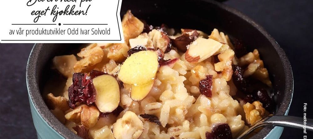 Bilde av bygg- og risgrøt med nøtter og tørket frukt.