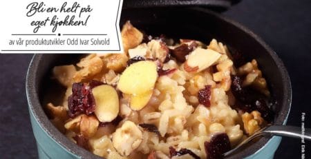 Bilde av bygg- og risgrøt med nøtter og tørket frukt.