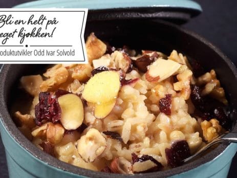 Bilde av bygg- og risgrøt med nøtter og tørket frukt.